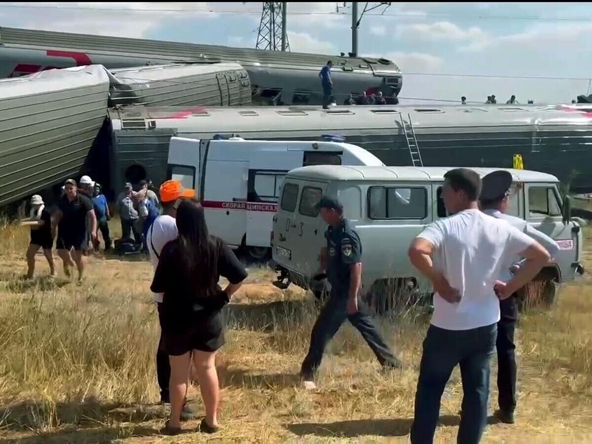    Автомобили спецслужб на месте схода с рельсов пассажирского состава "Казань-Адлер" в Котельниковском районе Волгоградской области© РИА Новости / Администрация Котельниковского района
