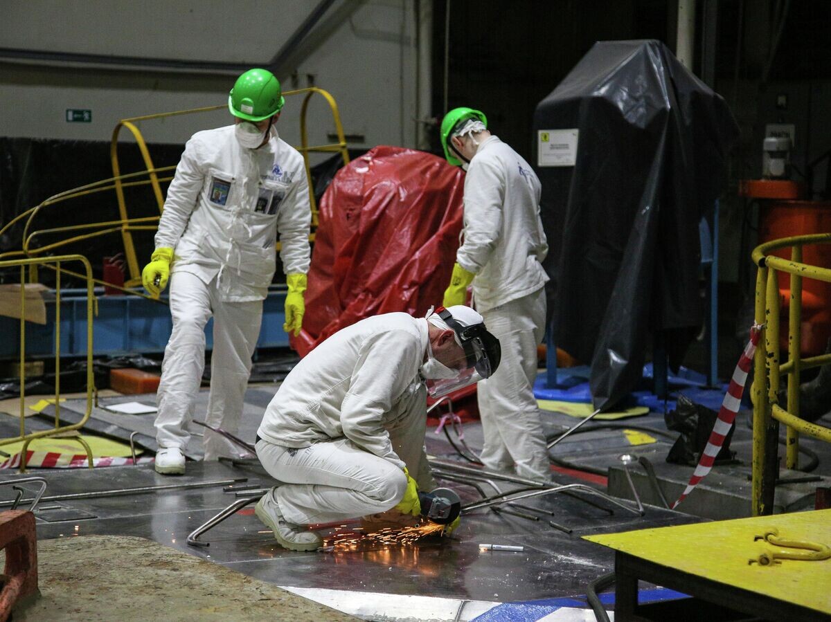    Сотрудники Кольской АЭС во время ремонтных работ на 1-м реакторе в центральном залеКольская АЭС© РИА Новости / Павел Львов