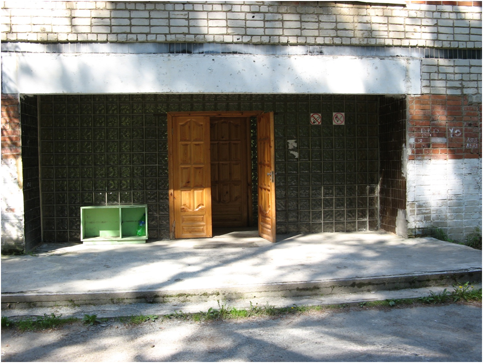 То самое, знаменитое крыльцо четвертого корпуса. Фото автора.