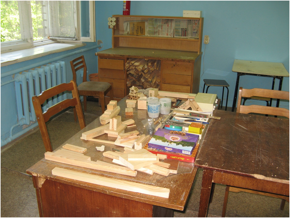 Рабочий беспорядок на столе руководителя кружка. Фото автора.