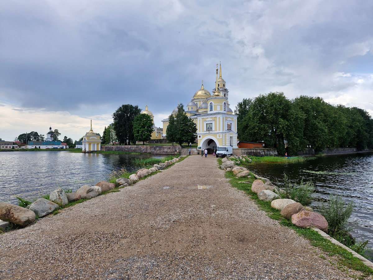 Монастырь на острове. Впечатляет. Все фото в статье авторские 
