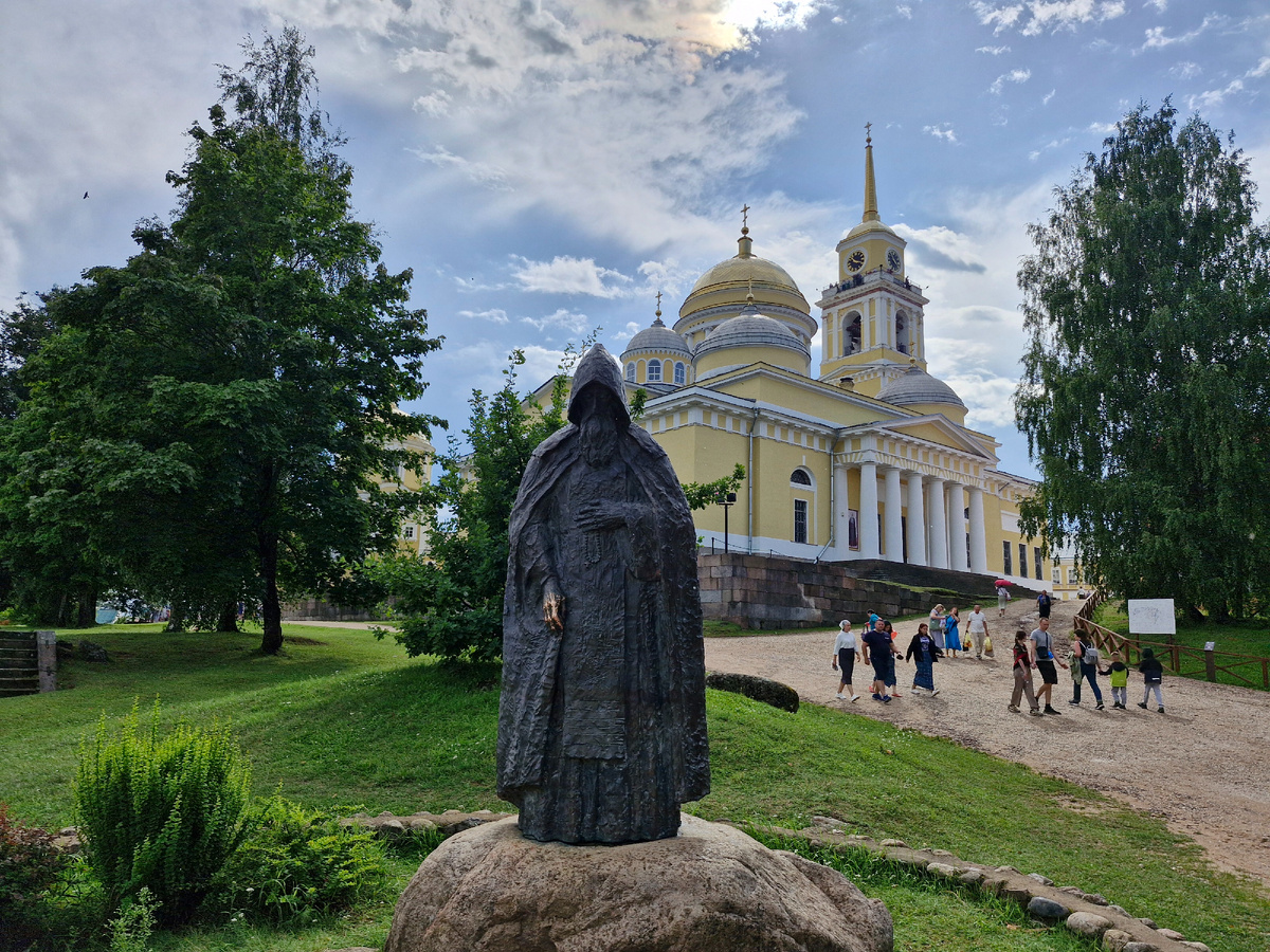 На входе на территорию монастыря 