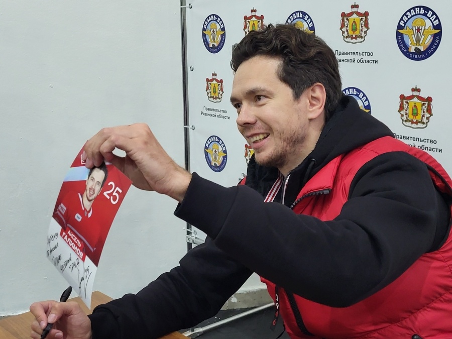 Ансель Галимов раздаёт автографы