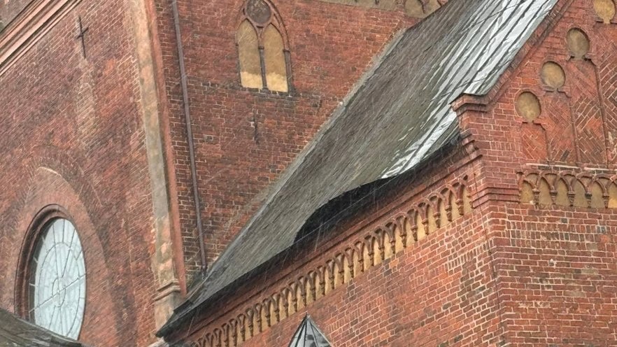 Поврежденная кровля Домского собора © соцсети