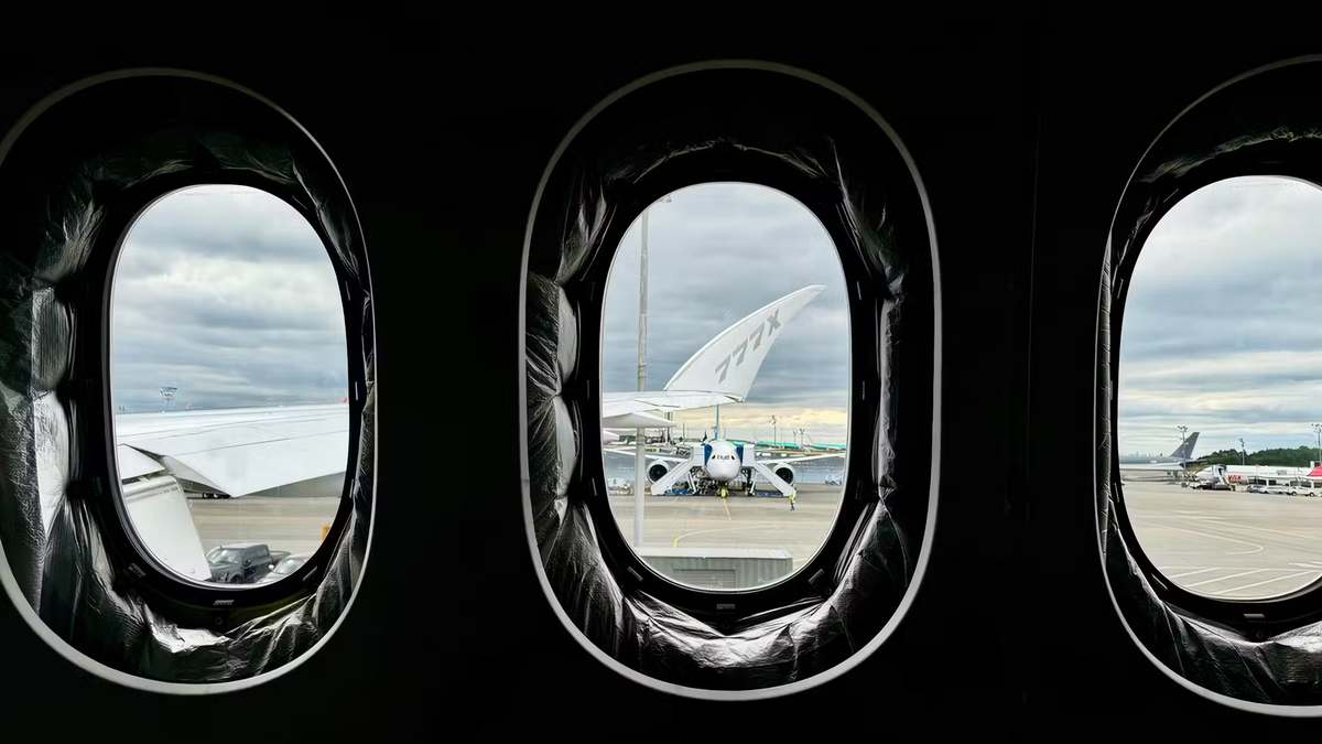 Вид на складывающиеся законцовки крыла Boeing 777X изнутри салона. Фото: Jonathan E. Hendry - Simple Flying