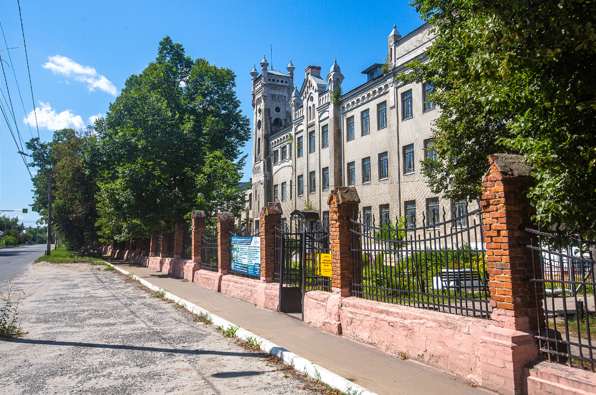 "Подмосковный Хогвартс". Бывшее Электромеханическое училище имени цесаревича Алексея, ныне - Егорьевский технологический институт им. Н.М. Бардыгина, филиал МГТУ "Станкин". Егорьевск, Московская область. Фото автора статьи 