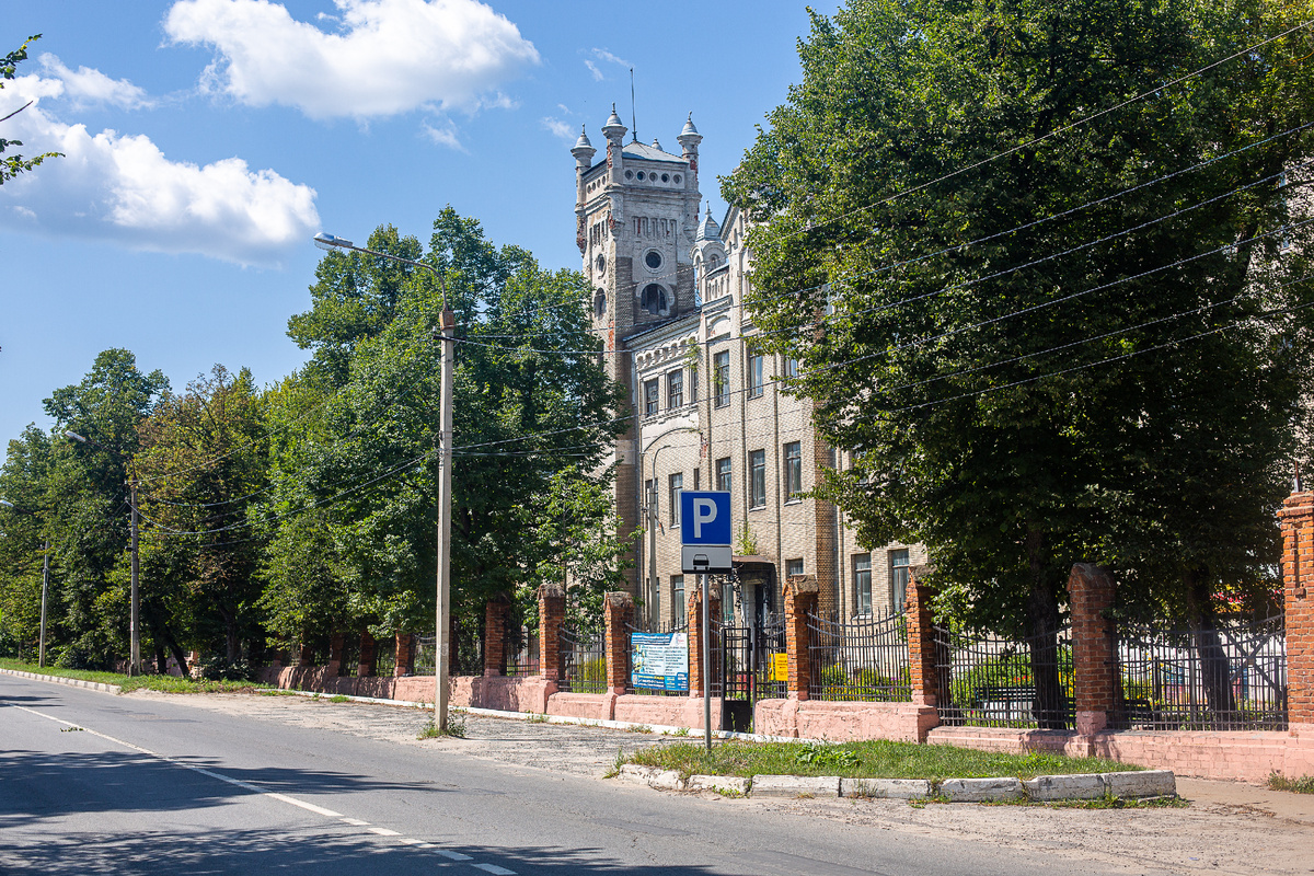 "Подмосковный Хогвартс". Бывшее Электромеханическое училище имени цесаревича Алексея, ныне - Егорьевский технологический институт им. Н.М. Бардыгина, филиал МГТУ "Станкин". Егорьевск, Московская область. Фото автора статьи (ещё 1 фото, листайте галерею)