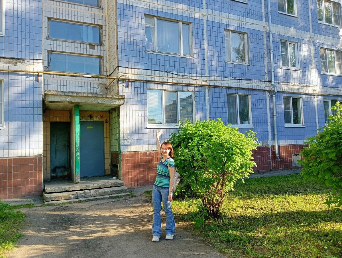 А это тот самый "бабушкин дом". И бабушка смотрит в окошко 