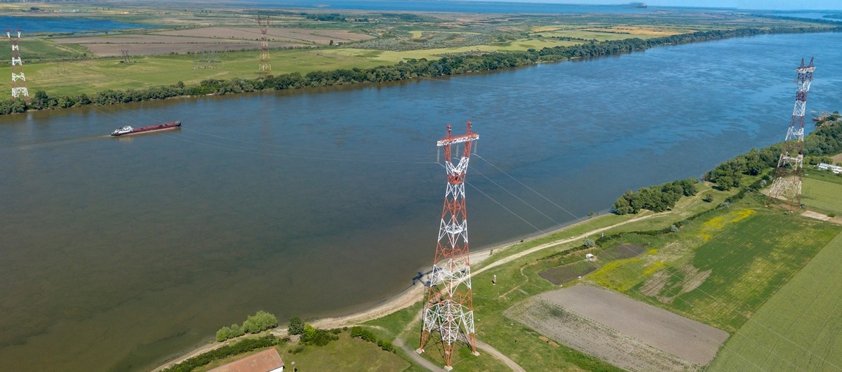 На ближнем плане – переход ВЛ 400 кВ, на заднем – ВЛ 750 кВ ЮУАЭС – Исакча. В отличии от большей части линии, переход выглядит вполне работоспособным, и в случае чего может выступить в роли резерва