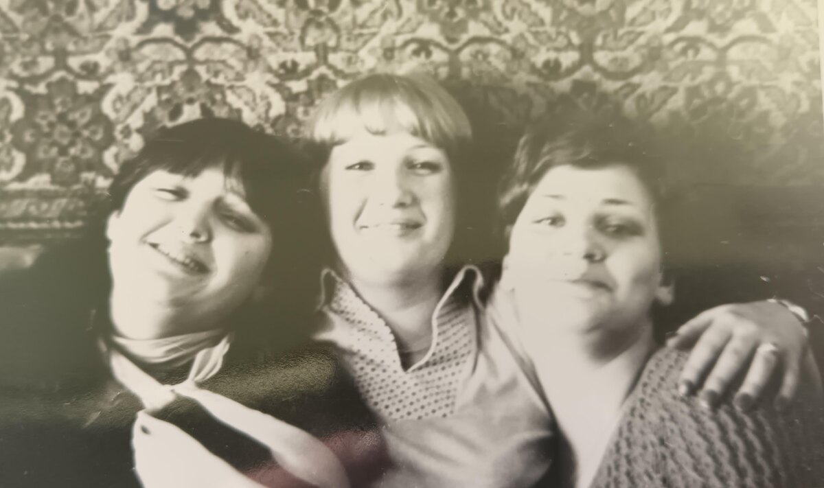 Это мы — юные продавцы советской торговли — слева с косынкой на шее моя школьная подруга Ира Бочковая, в середине — Лариса Захарова, справа — я.