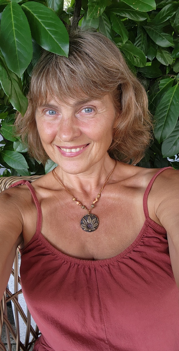 Это я уже в Сочи, у себя на Мамайке, сижу в "Чите-Маргарите",  в зарослях кажется лавро-вишни, пью кофе (спойлер – кофе там невкусный, мороженое тоже не очень)