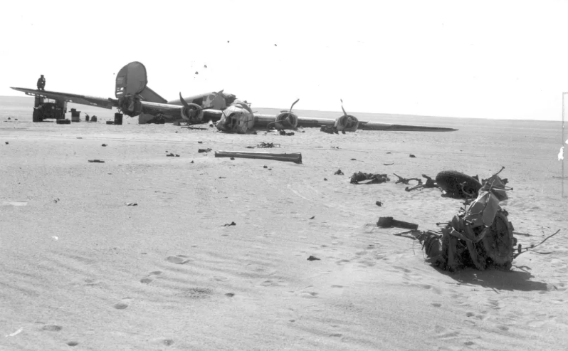 Обломки Consolidated B-24D Liberator Lady Be Good в Ливийской пустыне, около 1958 года.