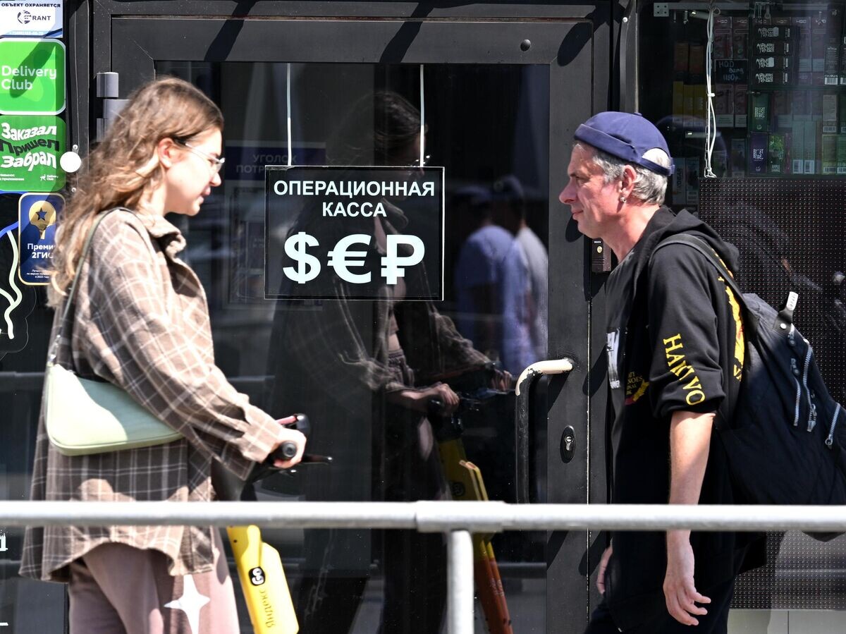    Люди возле пункта обмена валют в Москве© РИА Новости / Алексей Майшев