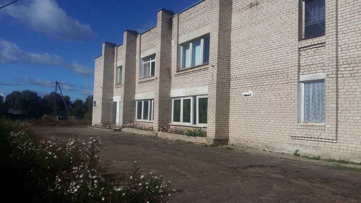    Школу в Воздвиженье спасли, но директора для нее найти не могут
