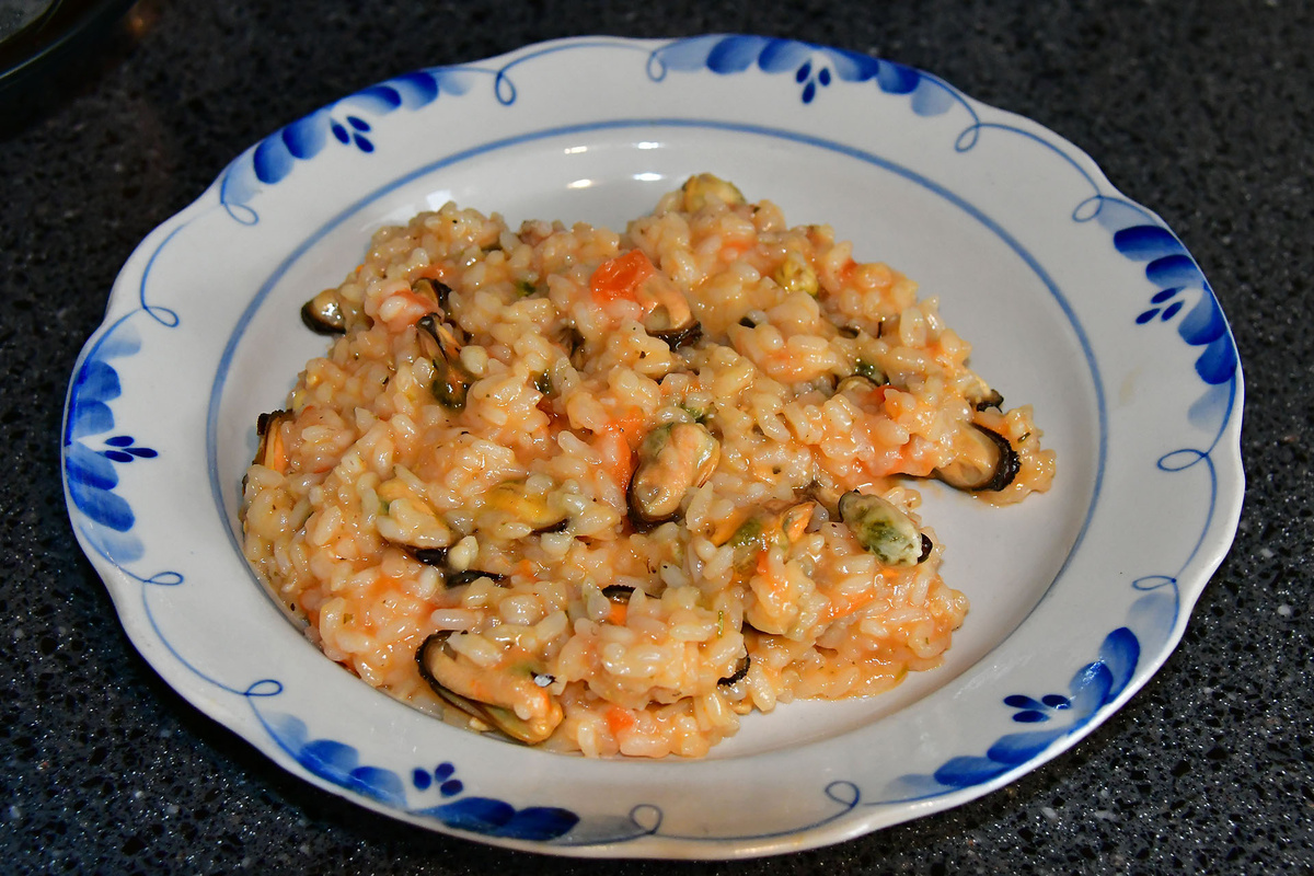 Ризотто с мидиями и помидорами