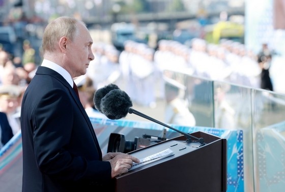    Президент РФ, верховный главнокомандующий Владимир Путин на Главном военно-морском параде