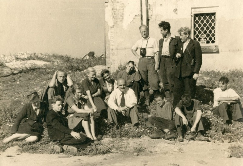 Академик Арциховский (сидит в центре, в галстуке) со своими коллегами. Источник oralhistory.ru 