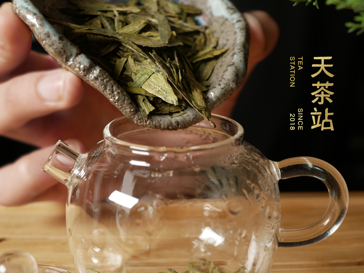 Тонкостенные стеклянные чайнички и гайвани хорошо подходят для заваривания Колодца Дракона