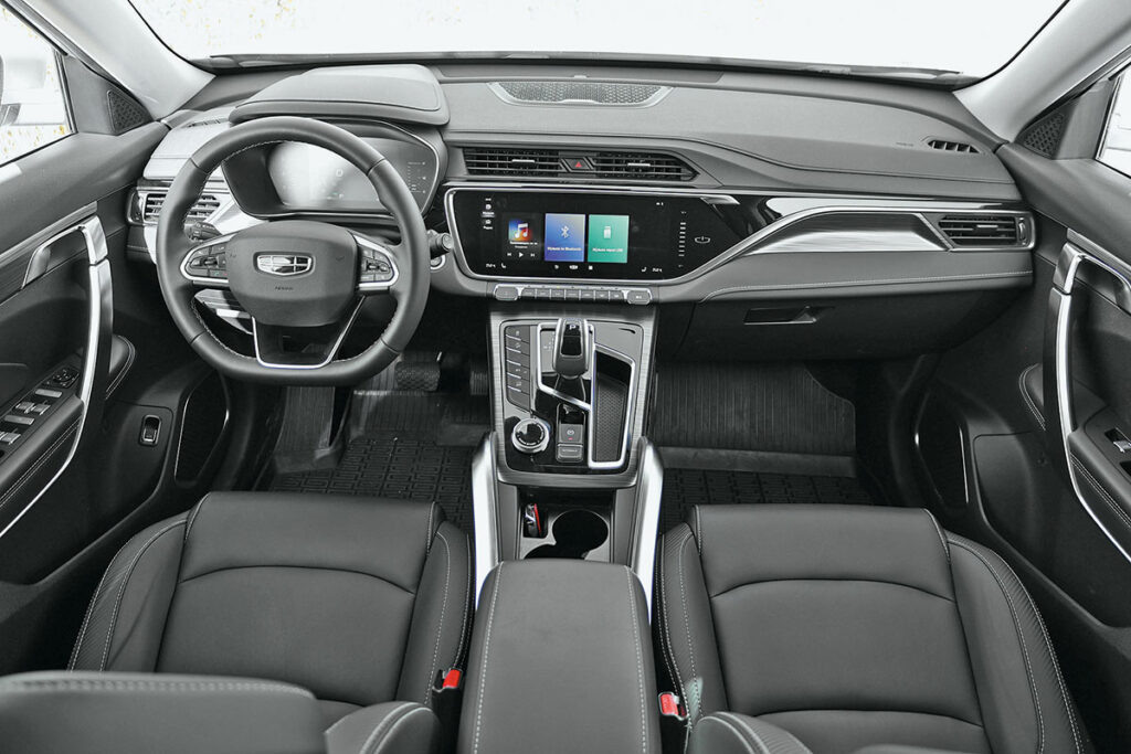 Цифровые приборы Geely заметно скромнее, хотя и хорошо читаются.Мультимедиа лишена поддержки Android Auto, подключение смартфона только через CarbitLink.