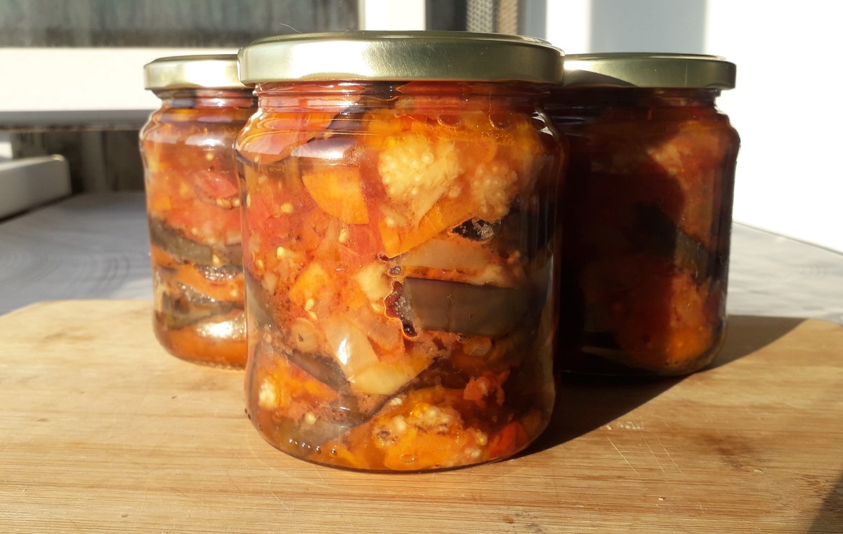           Для приготовления нашего рецепта выбираем молодые плоды баклажанов, они должны быть темные и блестящие. На порцию берем пять штук баклажанов, три штуки болгарского перца, одну луковицу, одну морковь и несколько помидоров. 