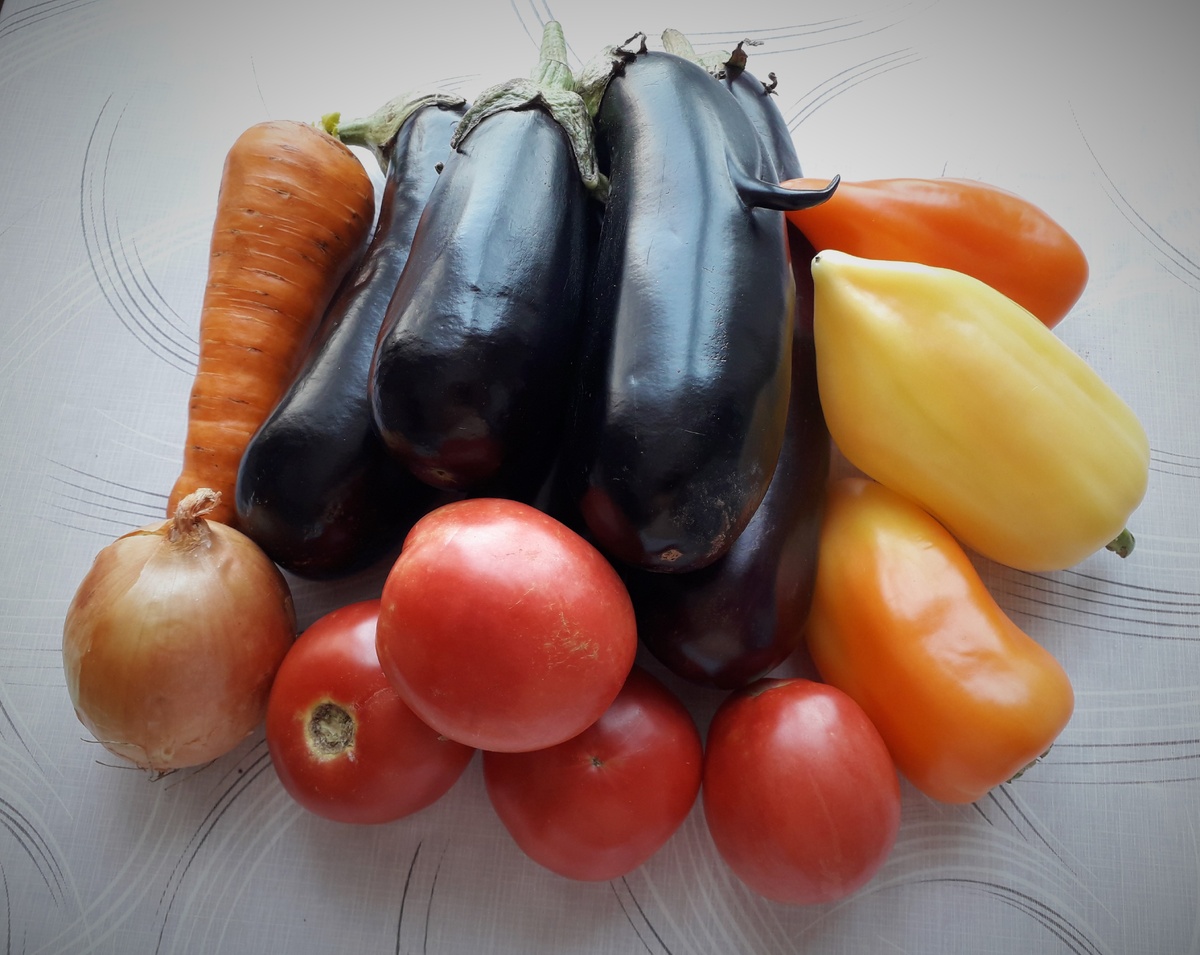 Кроме того понадобится соль и растительное масло. Овощи моем. 