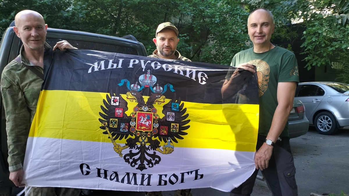 В Донецке мы выгрузили помощь для 110-го полка, нашему давнему соратнику Вадиму с позывным Шарап. 