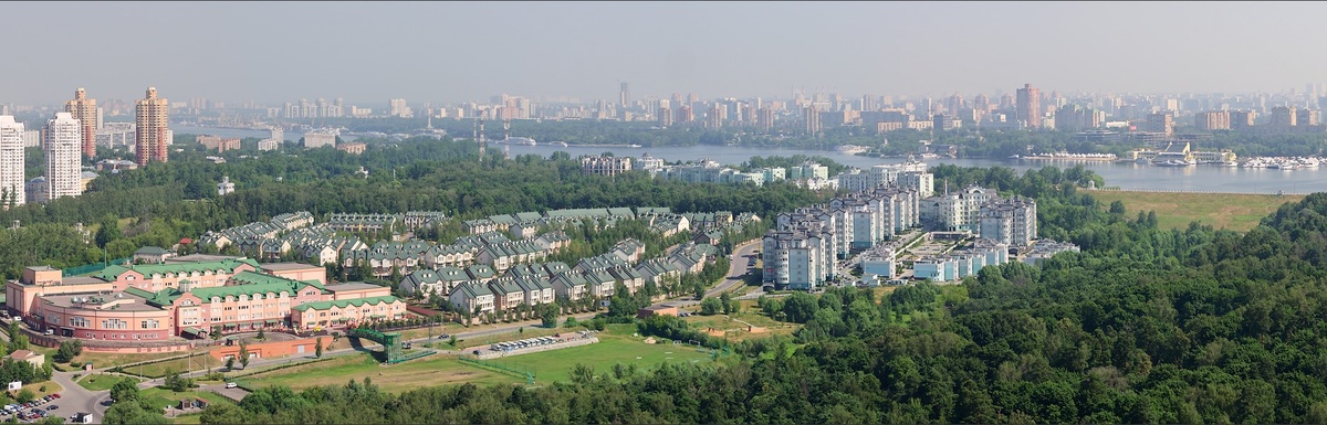 Слева внизу англо-американская школа, в середине элитные жилые комплексы и Химкинское водохранилище вверху