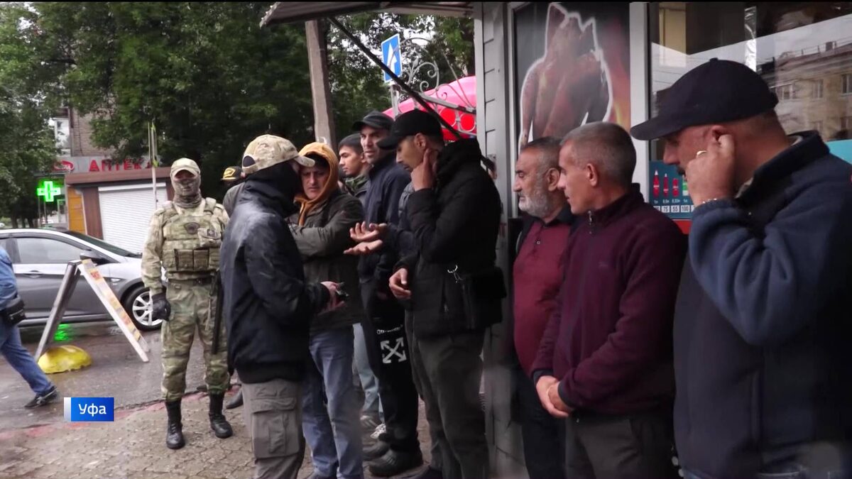    В Уфе силовики нагрянули на рынок, где проверяли не вставших на воинский учет мигрантов - сюжет «Вестей»