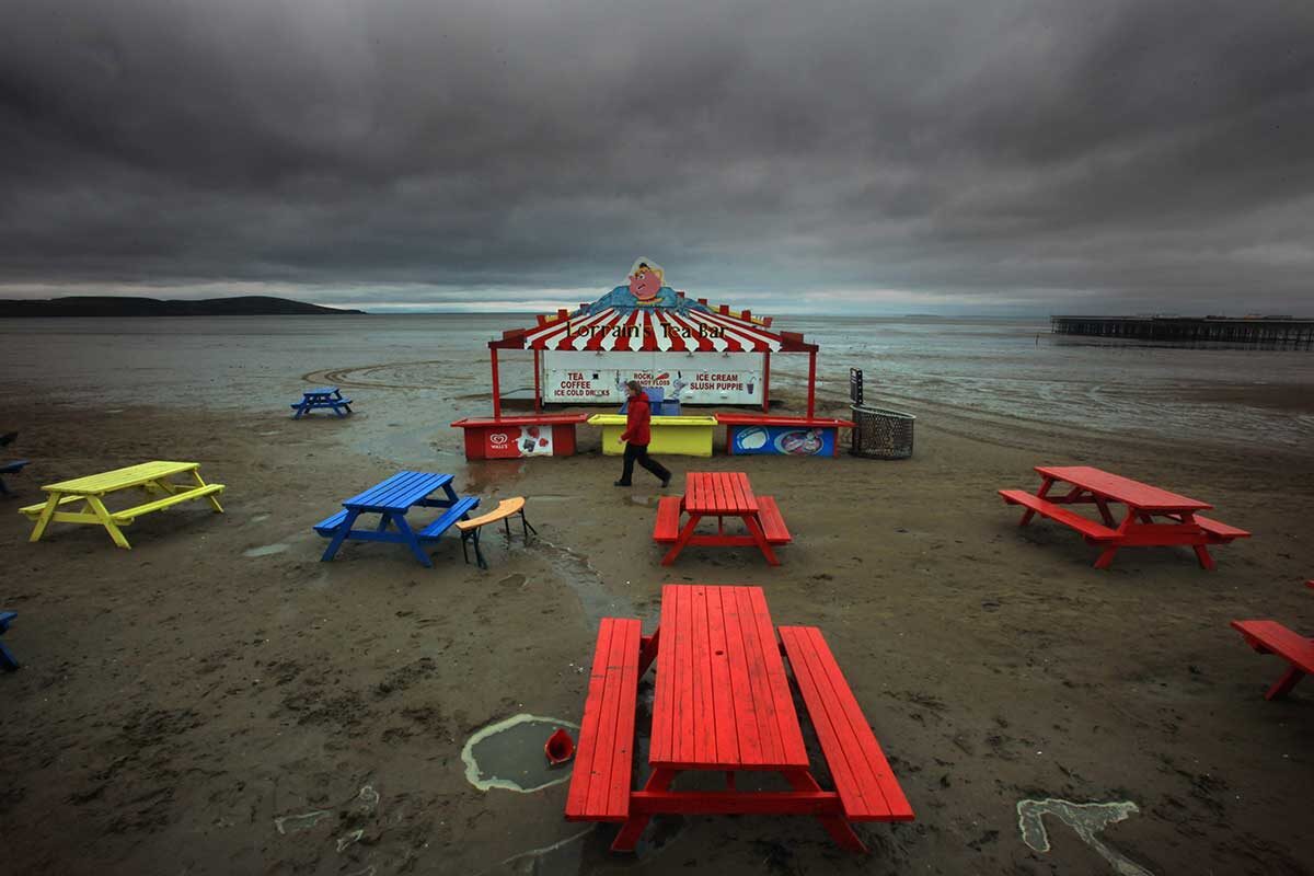 Matt Cardy / Getty Images📷Закрытое пляжное кафе в Уэстон-сьюпер-Мэр, Великобритания