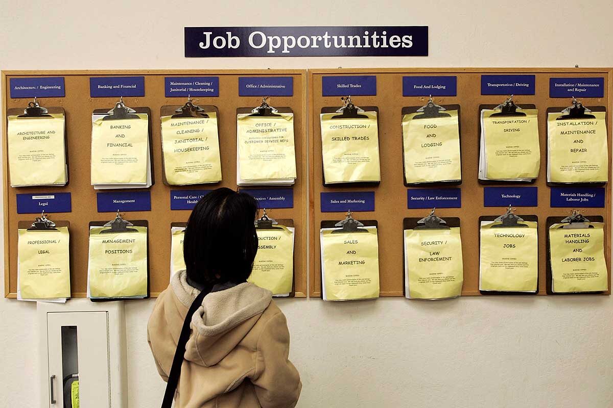 Justin Sullivan / Getty Images📷Соискатель у доски объявлений о вакансиях, Окленд, Калифорния, США