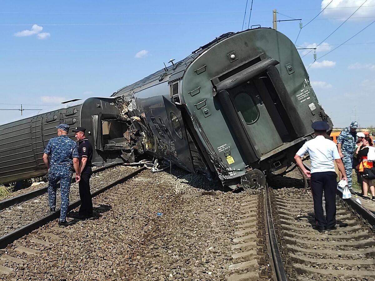    Сотрудники полиции на месте схода с рельсов пассажирского состава "Казань-Адлер" в Котельниковском районе Волгоградской области© РИА Новости