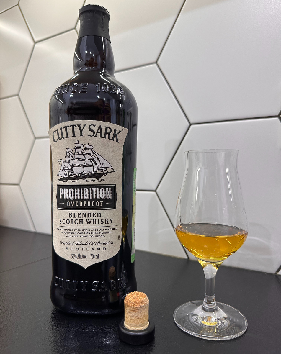 Бутылка имеет узнаваемый темный цвет, а вот пробка снова до конца не закрывается.