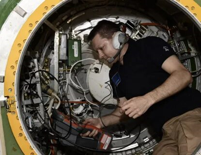 Олег Кононенко проводит обследование в ПрК АО СМ «Звезда». Фото: Роскосмос