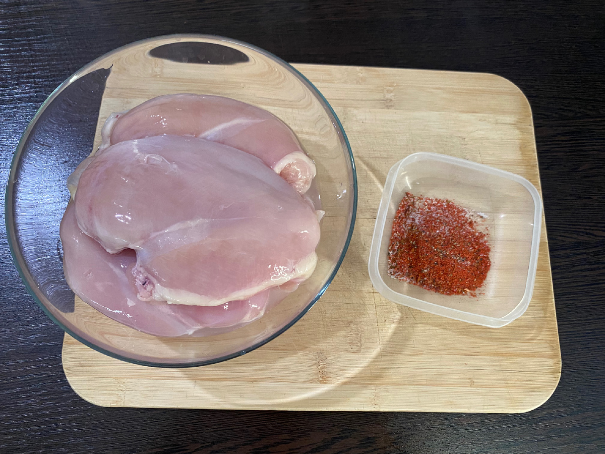 филе куриное - 800 гр., перец красный - 1ч.л.,шалфей - 1ч.л.,реган - 1ч.л., гранат - 1ч.л.,соль - по вкусу.