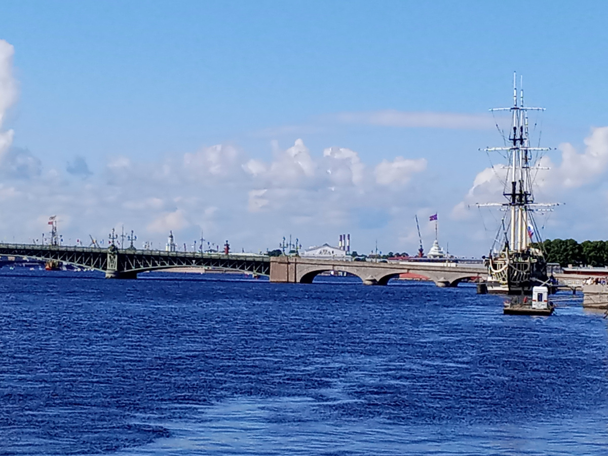 Вид с Петровской набережной в сторону Троицкого моста. Источник: фото автора. 