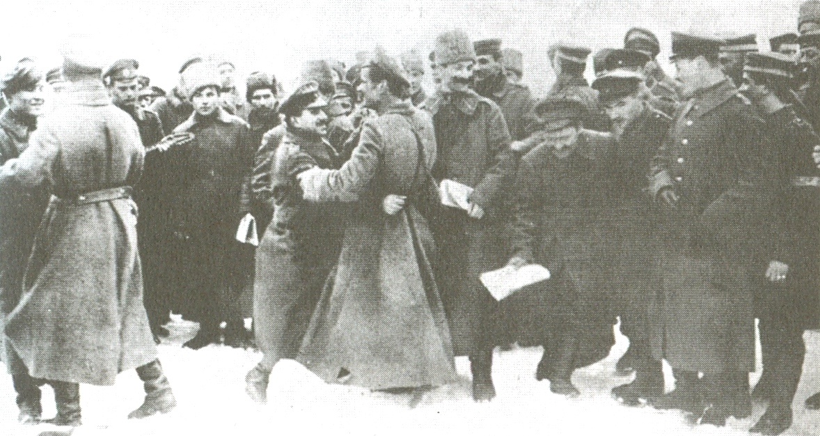 Русско–германское братание в 1917 г. — солдаты танцуют краковяк на снегу