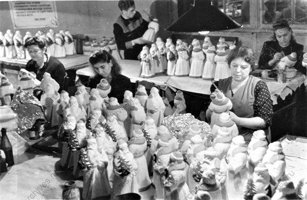 Работники артели "Ленигрушка".