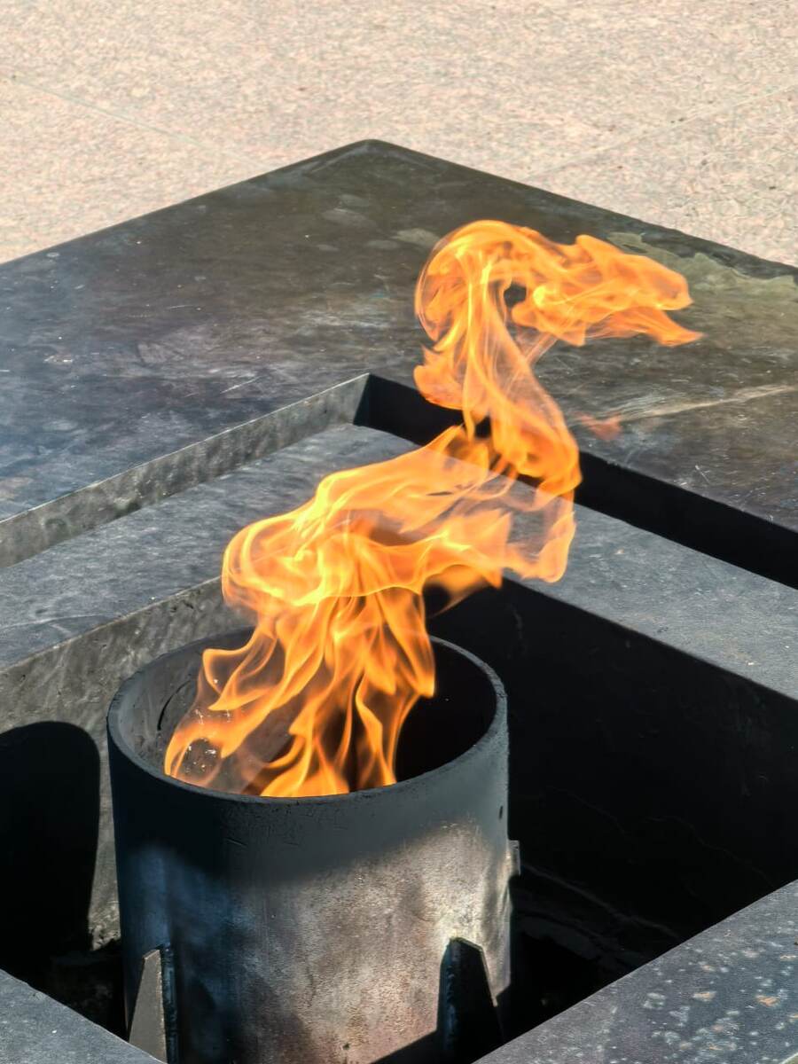 Марсово поле (Санкт-Петербург). Вечный огонь (Фото: Вячеслав Михеев)