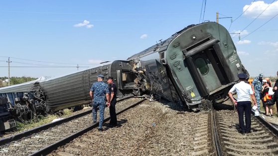    Все пострадавшие пассажиры извлечены из поезда, столкнувшегося с грузовиком в Волгоградской области Роман Захаров