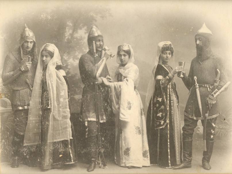 Участники костюмированного черкесского вечера. г. Екатеринодар. 1908 г. (Фатима справа).