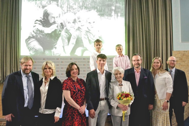 Наталия Солженицына с сыновьями Ермолаем, Игнатом, Степаном и их семьями. Сергей Куксин/ РГ