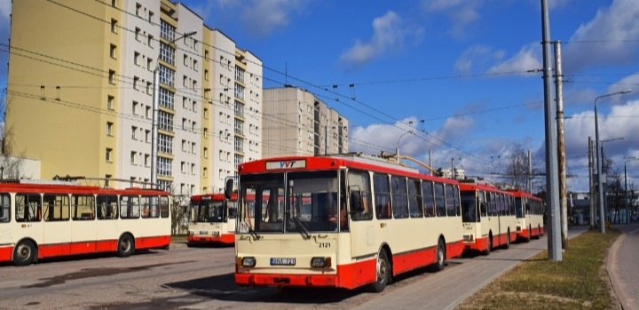 Это Škoda 14Tr , первые два прототипа выпущены в 1972 году , а серийно выпускались с 1981 года помимо Литвы данные троллейбусы поставлялись в Болгарию , Венгрию , Украину , Чехию , Словакию , США , Китай , Россию , Казахстан , Туркменистан , Латвию , Эстонию , Боснию , Азербайждан , Армению , Грузию и Узбекистан 