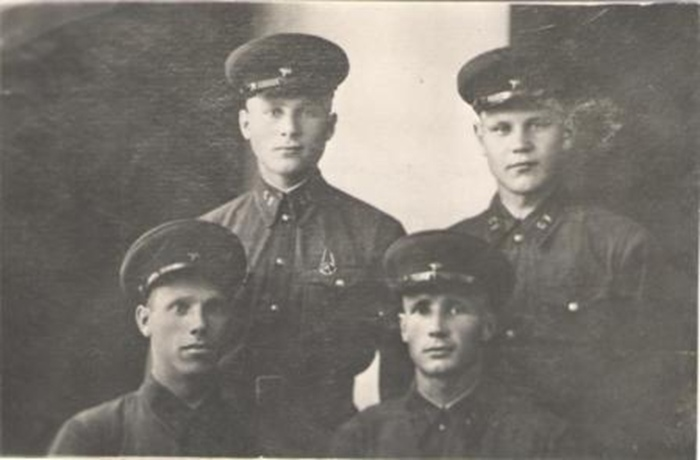 Курсанты Саратовского пограничного училища. 1938 г. Слева во втором ряду – Козлов А.П.
