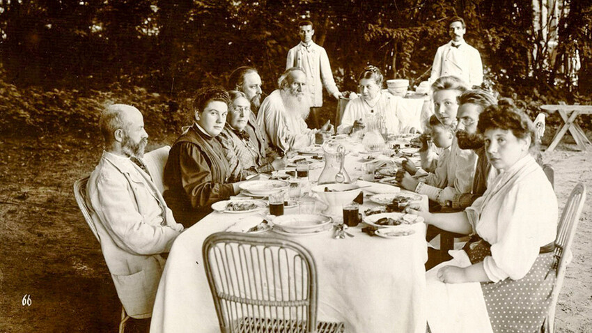 Лев Толстой с родными и гостями за обедом в Ясной Поляне / Карл Булла/Государственный музей Л. Н. Толстого