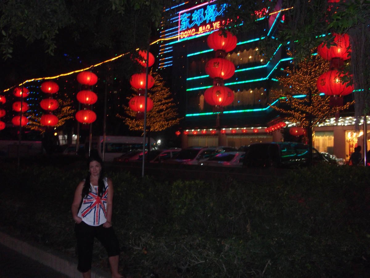 Вечерний вид торгового центра