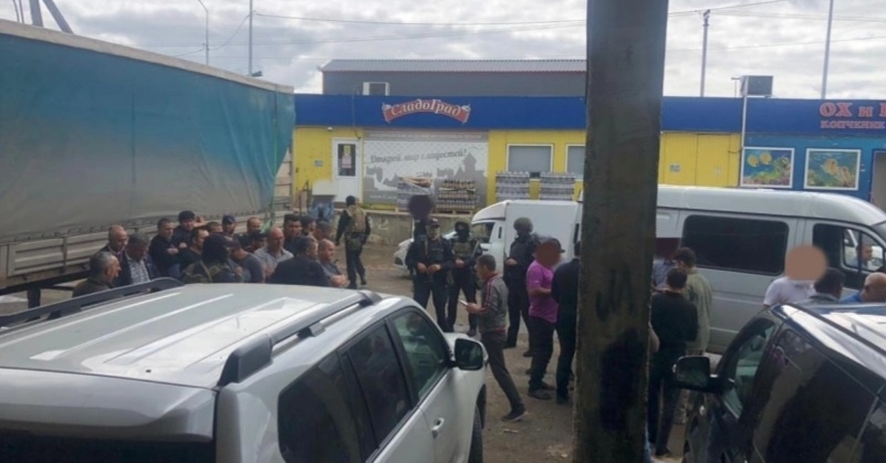В Мордовии с 10 по 24 июля проходили профилактические рейды, направленные на пресечение нарушений миграционного законодательства. Участие в проверках приняли сотрудники УФСБ России по Республике Мордовия, республиканских УМВД и Росгвардии.Проверки проводились на рынках «Ринг», «Данко» и «Заречный» в столице Мордовии. В ходе рейдов оперативники проверили 85 мигрантов, выявив 6 административных правонарушений, связанных с неисполнением обязанностей по воинскому учету.