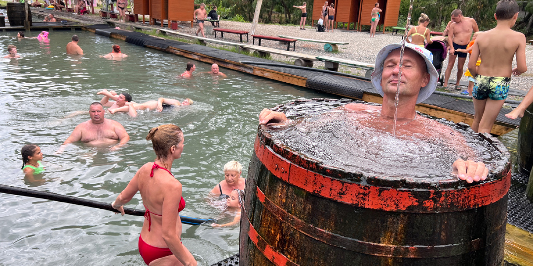 Абхазская здравница, где "яблоку негде упасть". Зачем люди валом ездят в Кындыг на Чёрном море