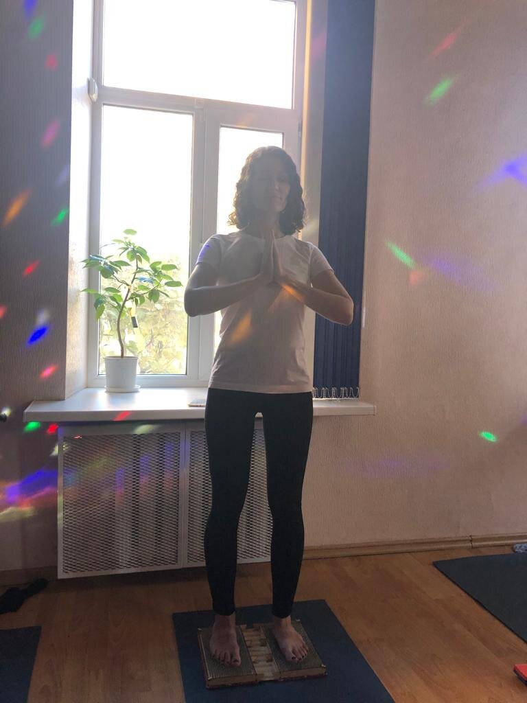 Стою впервые на гвоздях, а в ушах медитативная музыка. 2021 год. Личное фото