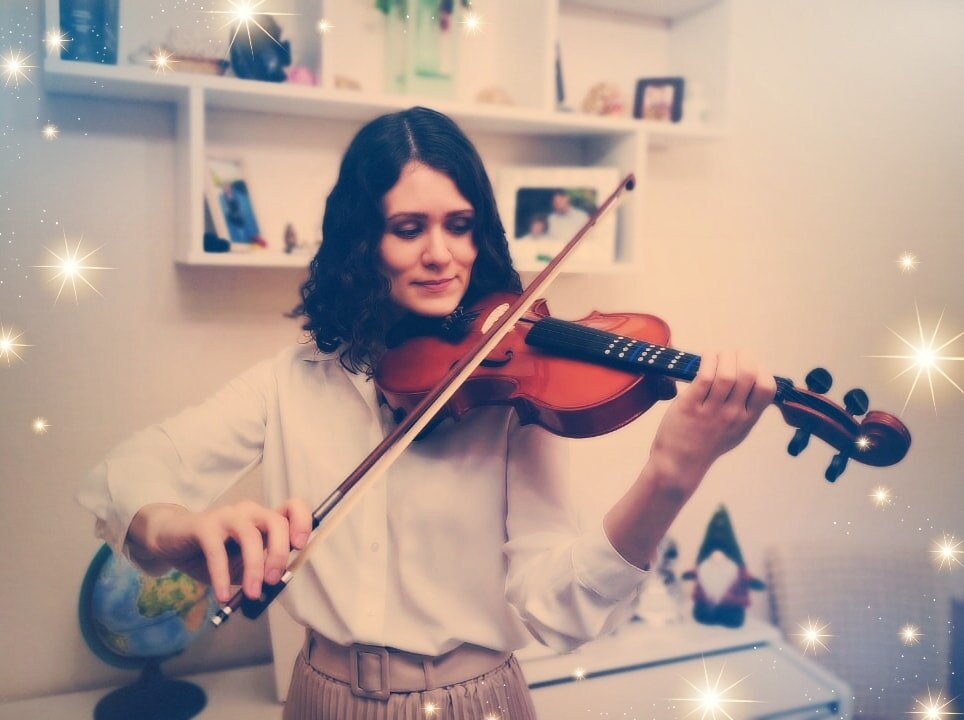 На фото я, которая уже полгода обучаюсь игре на скрипке. 2022 год. Личное фото 