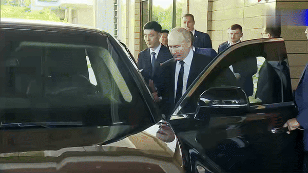    Президент России сам сел за руль представительского автомобиля "Аурус" и прокатил по окрестностям госрезиденции Ким Чен Ына. Видео ТГ-канала "KP.ru"